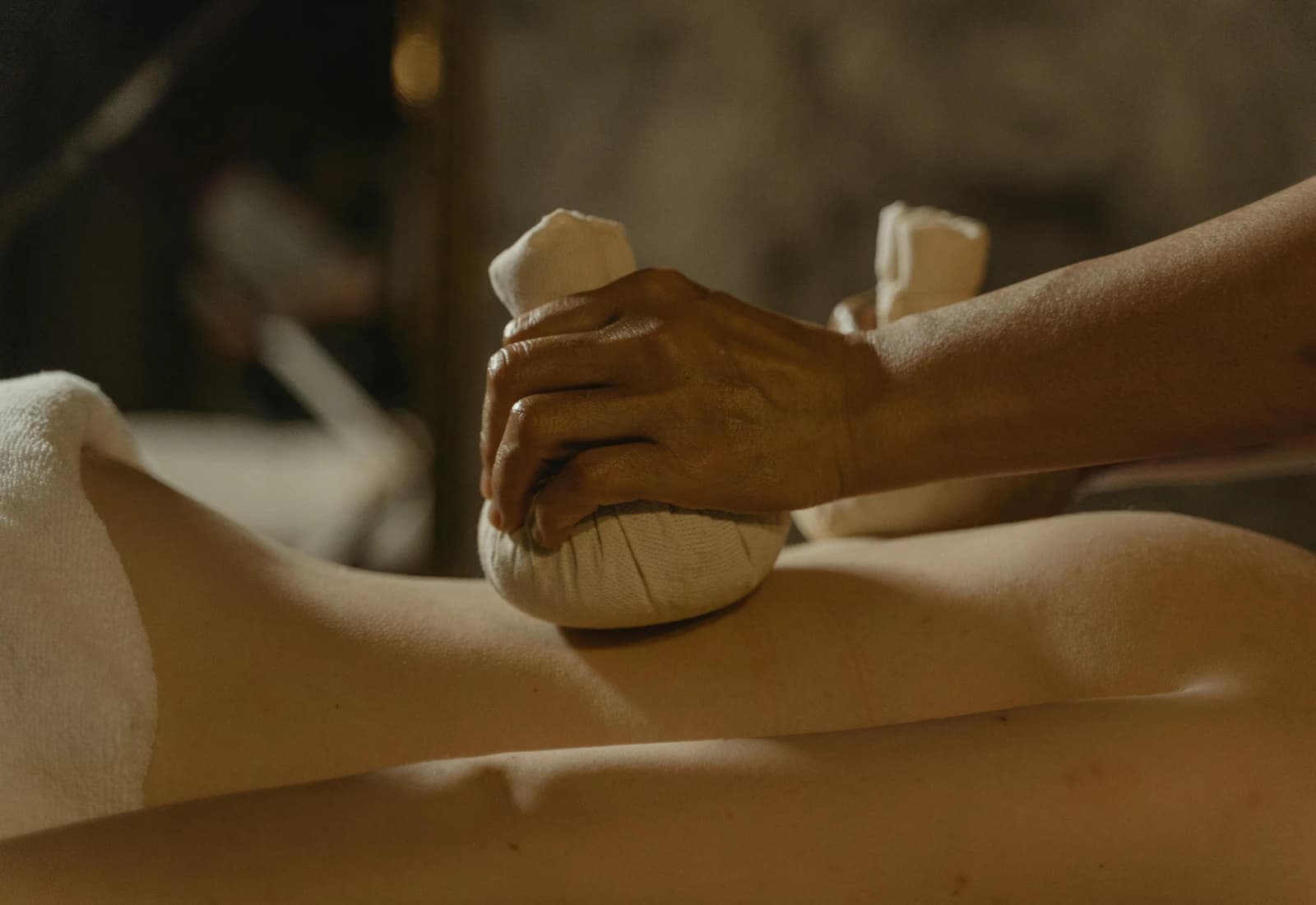 Herbal therapy preparation at Ashwattha — Kizhi and Udvarthanam